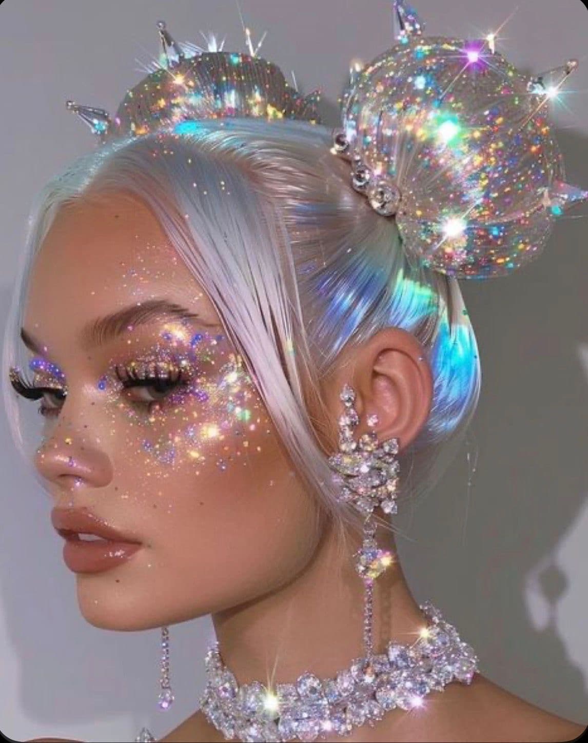 Maquillaje con glitter y accesorios plateados